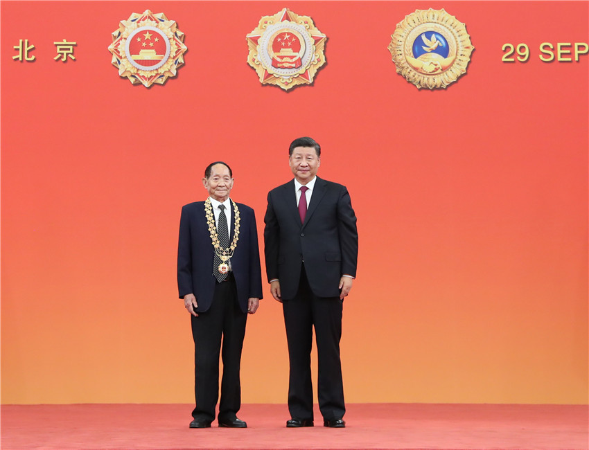9月29日，中華人民共和國國家勛章和國家榮譽稱號頒授儀式在北京人民大會堂金色大廳隆重舉行。中共中央總書記、國家主席、中央軍委主席習近平向“共和國勛章”獲得者袁隆平頒授勛章。 新華社記者 王曄 攝