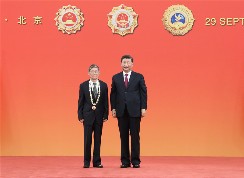 9月29日，中華人民共和國國家勛章和國家榮譽稱號頒授儀式在北京人民大會堂金色大廳隆重舉行。中共中央總書記、國家主席、中央軍委主席習近平向“人民楷?！眹覙s譽稱號獲得者王啟民頒授獎章。 新華社記者 王曄 攝