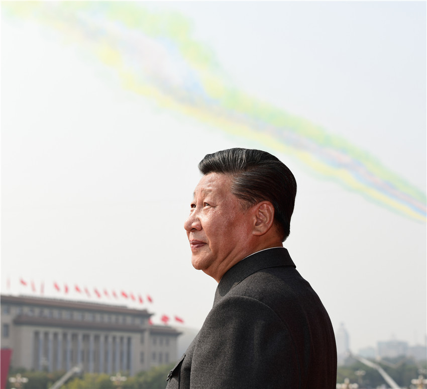 10月1日，慶祝中華人民共和國成立70周年大會在北京天安門廣場隆重舉行。中共中央總書記、國家主席、中央軍委主席習近平發表重要講話並檢閱受閱部隊。這是習近平在天安門城樓上。 新華社記者 謝環馳 攝