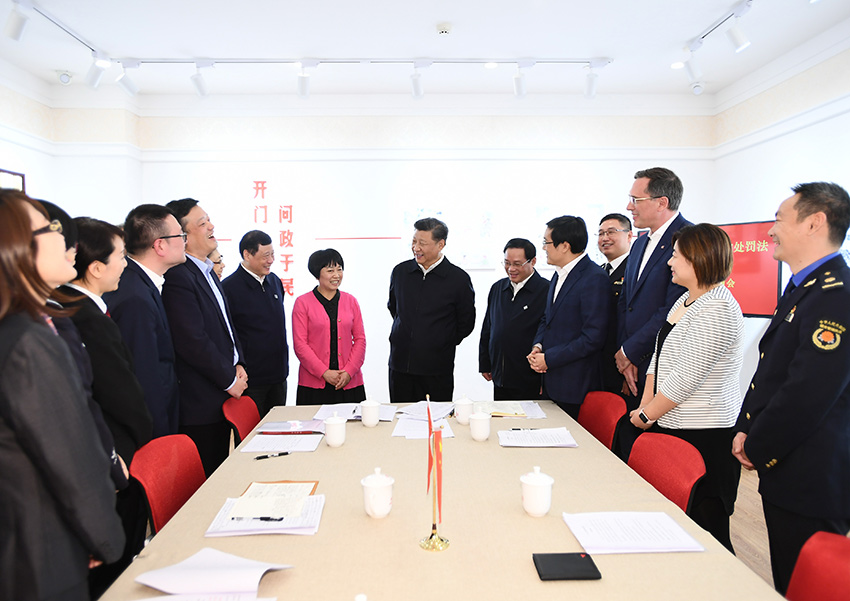 11月2日至3日，中共中央總書記、國家主席、中央軍委主席習近平在上?？疾?。這是2日下午，習近平在長寧區虹橋街道古北市民中心，同正在參加立法意見征詢的社區居民代表親切交流。 新華社記者 謝環馳 攝