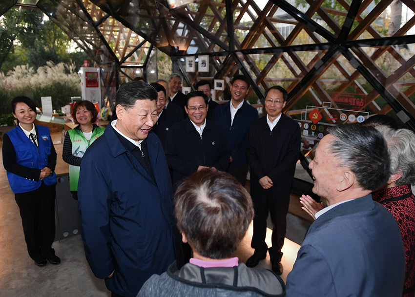 11月2日至3日，中共中央總書記、國家主席、中央軍委主席習近平在上?？疾?。這是2日下午，習近平在楊浦區濱江公共空間楊樹浦水廠濱江段人人屋黨群服務站，同服務站工作人員和居民交談，了解基層黨建和公共服務情況。 新華社記者 謝環馳 攝