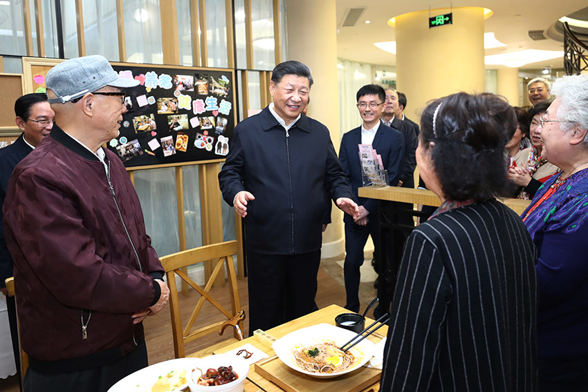 11月2日至3日，中共中央總書記、國家主席、中央軍委主席習近平在上?？疾?。這是2日下午，習近平在長寧區虹橋街道古北市民中心老年助餐點，同正在用餐的居民熱情交談。 新華社記者 鞠鵬 攝