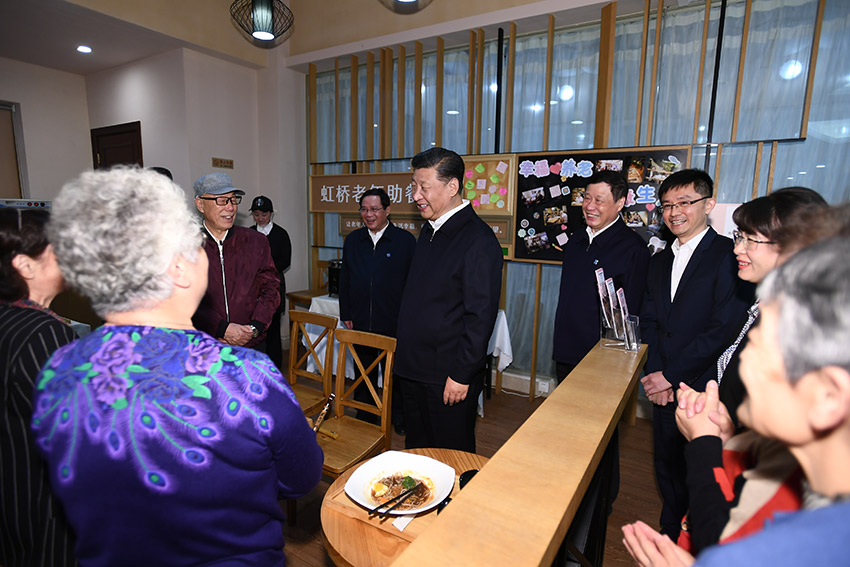 11月2日至3日，中共中央總書記、國家主席、中央軍委主席習近平在上?？疾?。這是2日下午，習近平在長寧區虹橋街道古北市民中心老年助餐點，同正在用餐的居民熱情交談。 新華社記者 謝環馳 攝
