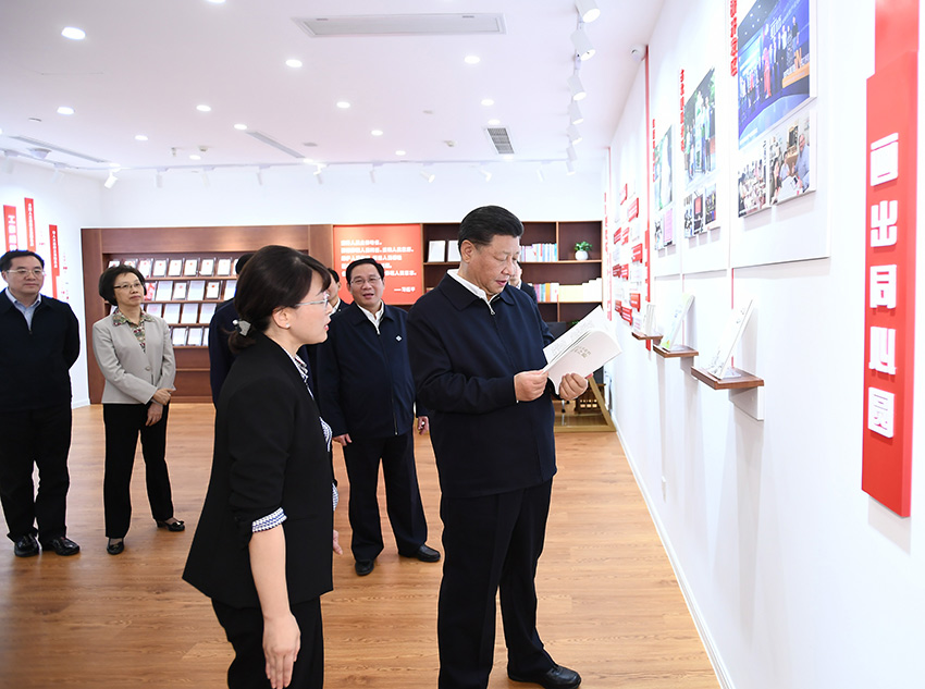 11月2日至3日，中共中央總書記、國家主席、中央軍委主席習近平在上?？疾?。這是2日下午，習近平在長寧區虹橋街道古北市民中心考察，了解社區開通社情民意直通車、服務基層群眾參與立法工作等情況。 新華社記者 謝環馳 攝