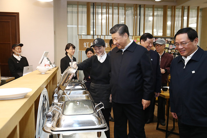 11月2日至3日，中共中央總書記、國家主席、中央軍委主席習近平在上?？疾?。這是2日下午，習近平在長寧區虹橋街道古北市民中心老年助餐點考察，了解社區養老等便民服務情況。 新華社記者 鞠鵬 攝