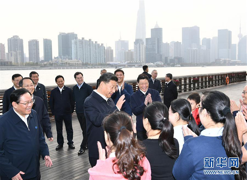 11月2日，中共中央總書記、國家主席、中央軍委主席習近平在上海市考察調研。這是習近平在楊浦區濱江公共空間楊樹浦水廠濱江段同當地居民親切交談。 新華社記者 謝環馳 攝