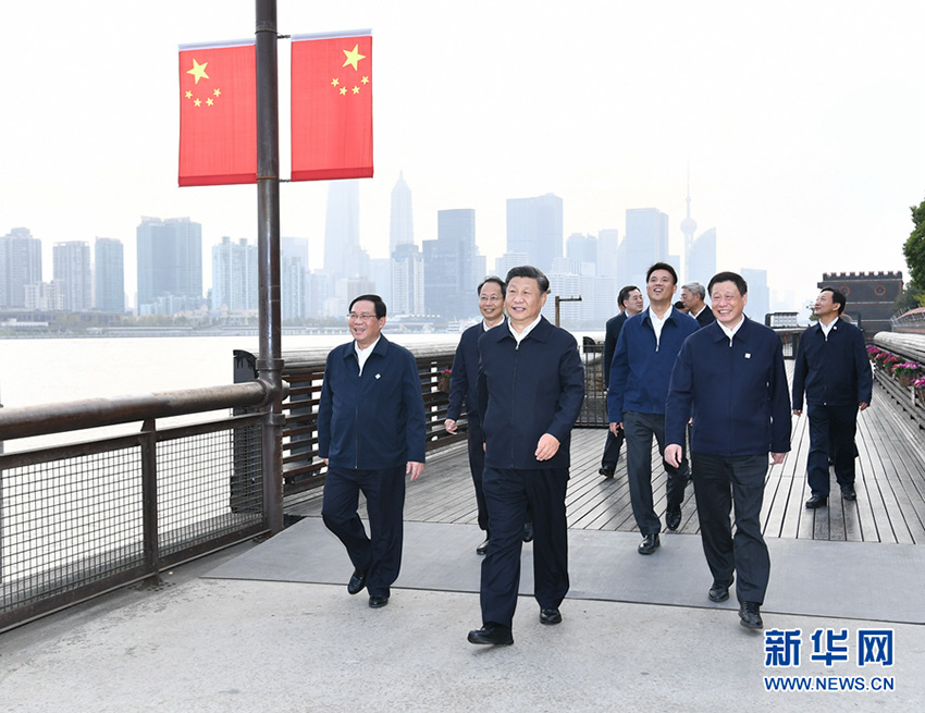 11月2日，中共中央總書記、國家主席、中央軍委主席習近平在上海市考察。這是習近平來到楊浦濱江公共空間楊樹浦水廠濱江段，沿濱江棧橋察看黃浦江兩岸風貌。 新華社記者 謝環馳 攝