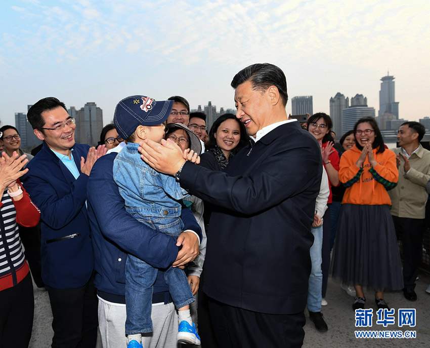 11月2日，中共中央總書記、國家主席、中央軍委主席習近平在上海市考察。這是習近平來到楊浦濱江公共空間楊樹浦水廠濱江段，同正在這裡休閑健身的群眾親切交談。 新華社記者 謝環馳 攝