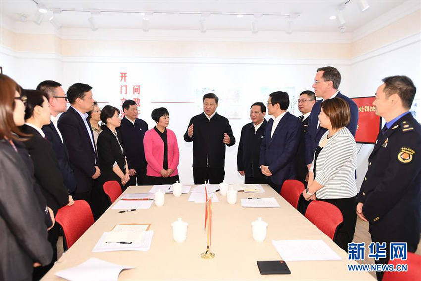 11月2日，中共中央總書記、國家主席、中央軍委主席習近平在上海市考察調研。這是習近平在長寧區虹橋街道古北市民中心實地考察，了解社區治理與服務情況。 新華社記者 謝環馳 攝