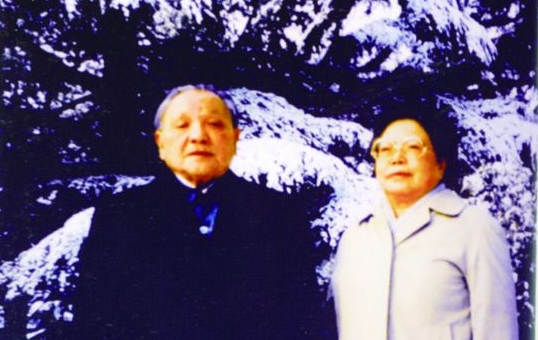 1990年，鄧小平和夫人卓琳在上海
