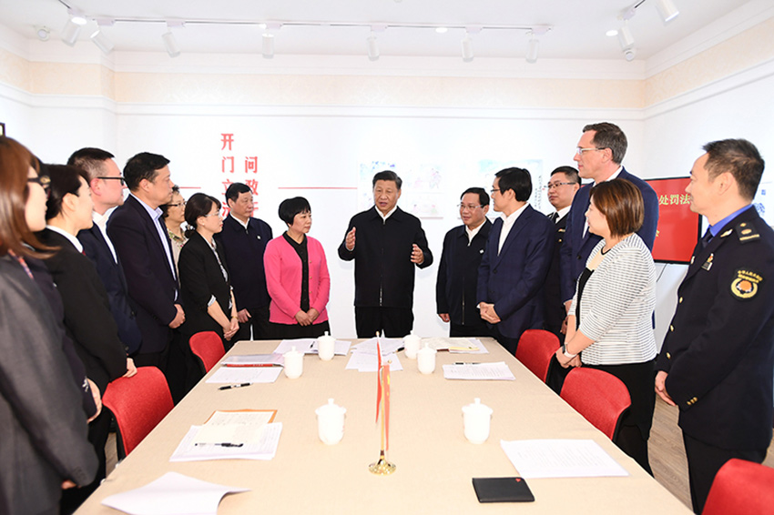 11月2日，中共中央總書記、國家主席、中央軍委主席習近平在上海市考察調研。這是習近平在長寧區虹橋街道古北市民中心實地考察，了解社區治理與服務情況。 新華社記者 謝環馳 攝