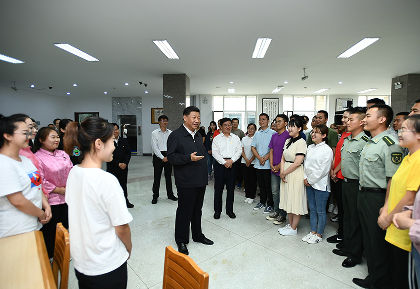 7月16日，中共中央總書記、國家主席、中央軍委主席習近平在內蒙古考察並指導開展“不忘初心、牢記使命”主題教育。這是習近平在內蒙古大學圖書館同學生們親切交談，勉勵他們志存高遠、腳踏實地、發奮圖強。 新華社記者 謝環馳 攝