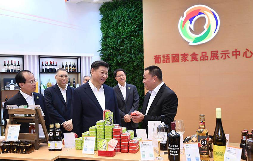 12月19日，國家主席習近平在澳門特別行政區行政長官崔世安陪同下，來到中國與葡語國家商貿合作服務平臺綜合體考察。這是習近平察看平臺建設成果展和葡語國家產品展示。 新華社記者 謝環馳 攝