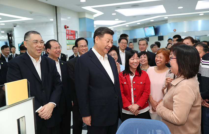 12月19日，國家主席習近平在澳門特別行政區行政長官崔世安陪同下，來到位於澳門黑沙環的政府綜合服務中心和濠江中學附屬英才學校，同澳門市民和師生親切交流。這是習近平在黑沙環政府綜合服務中心同澳門市民親切交流。 新華社記者 黃敬文 攝