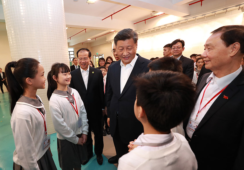 12月19日，國家主席習近平在澳門特別行政區行政長官崔世安陪同下，來到位於澳門黑沙環的政府綜合服務中心和濠江中學附屬英才學校，同澳門市民和師生親切交流。離開濠江中學附屬英才學校時，師生們圍攏過來，向習近平主席熱情問好。 新華社記者 龐興雷 攝
