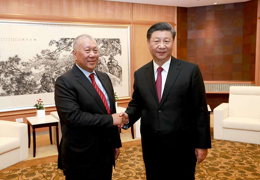 12月19日，國家主席習近平在澳門會見全國政協副主席何厚鏵。 新華社記者 龐興雷 攝