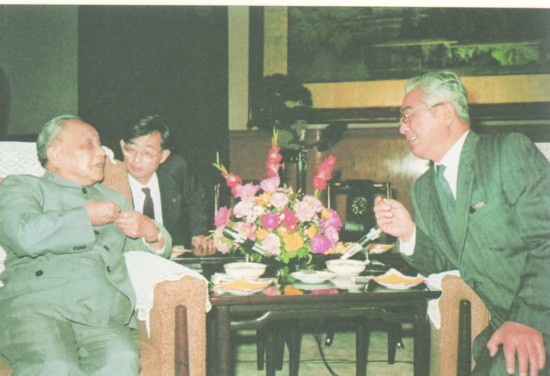 1988年，鄧小平與榮毅仁在一起
