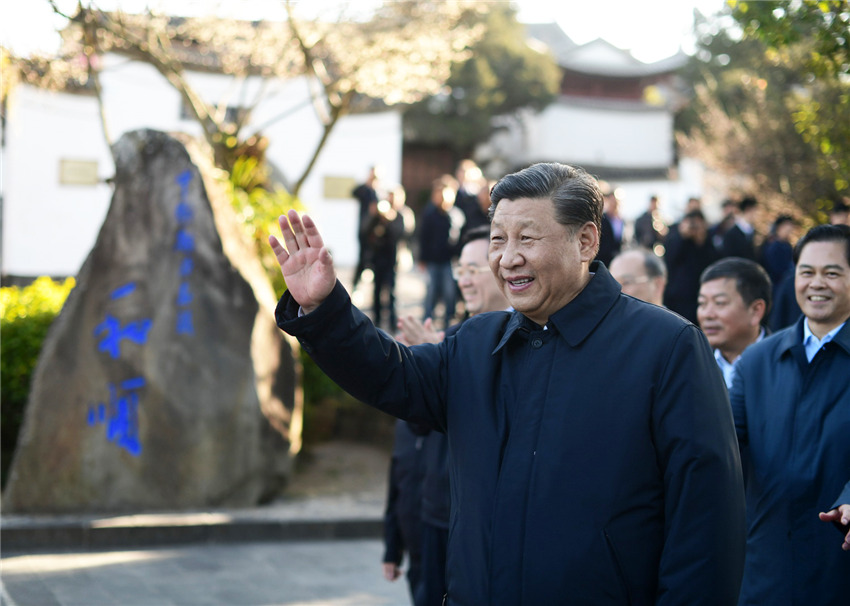 1月19日下午，正在雲南考察的中共中央總書記、國家主席、中央軍委主席習近平來到和順古鎮，了解絲綢古道交往、歷史文化傳承和生態環境保護等情況。新華社記者 鞠鵬 攝