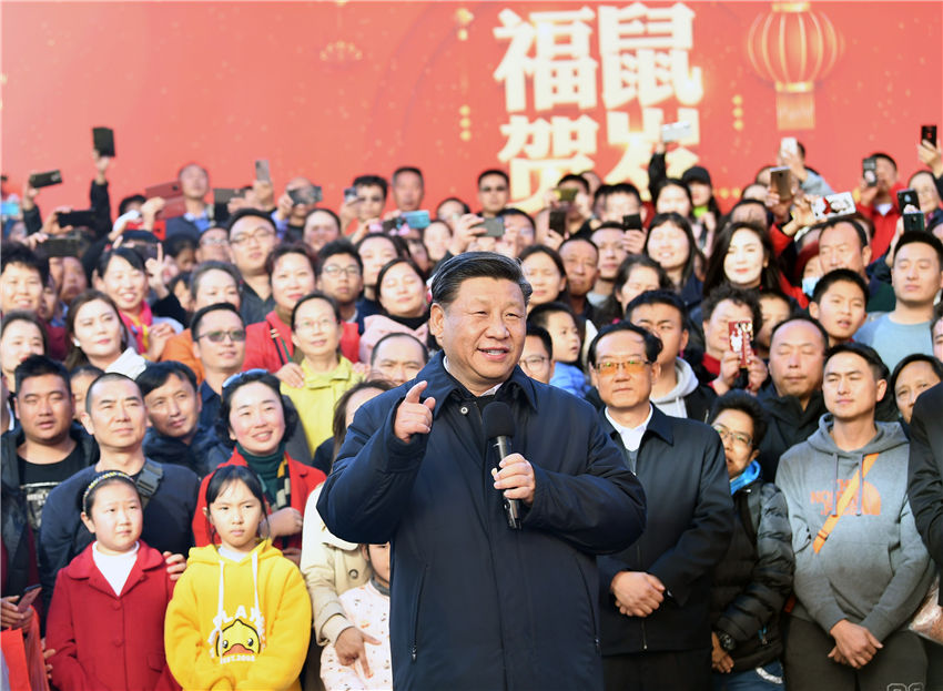 1月19日至21日，中共中央總書記、國家主席、中央軍委主席習近平來到雲南，看望慰問各族干部群眾，向全國人民致以新春祝福。這是20日下午，習近平在昆明國際會展中心展廳外廣場上，向雲南群眾、向全國各族人民、向港澳臺同胞和海外僑胞致以新春祝福。新華社記者 謝環馳 攝