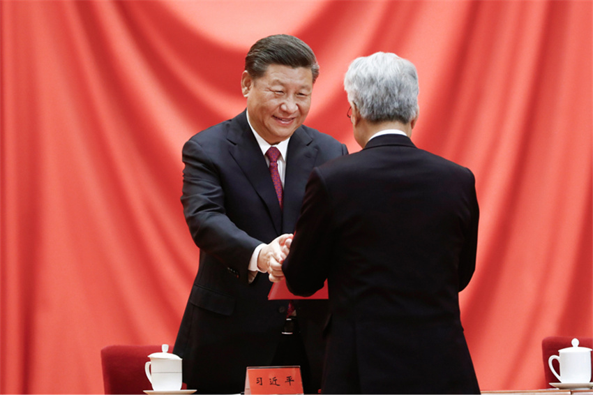1月10日，2019年度國家科學技術獎勵大會在北京人民大會堂隆重舉行。這是中共中央總書記、國家主席、中央軍委主席習近平向獲獎代表頒發証書。新華社發（盛佳鵬 攝）