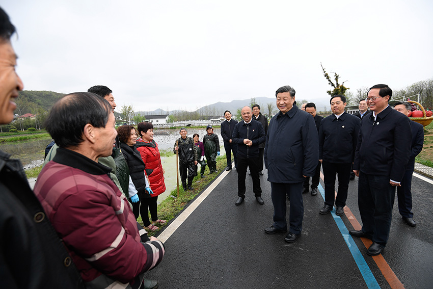 3月30日，中共中央總書記、國家主席、中央軍委主席習近平在浙江省安吉縣天荒坪鎮余村考察，同村民們親切交談，了解該村多年來踐行“綠水青山就是金山銀山”理念、推動綠色發展發生的巨大變化。 新華社記者 申宏 攝