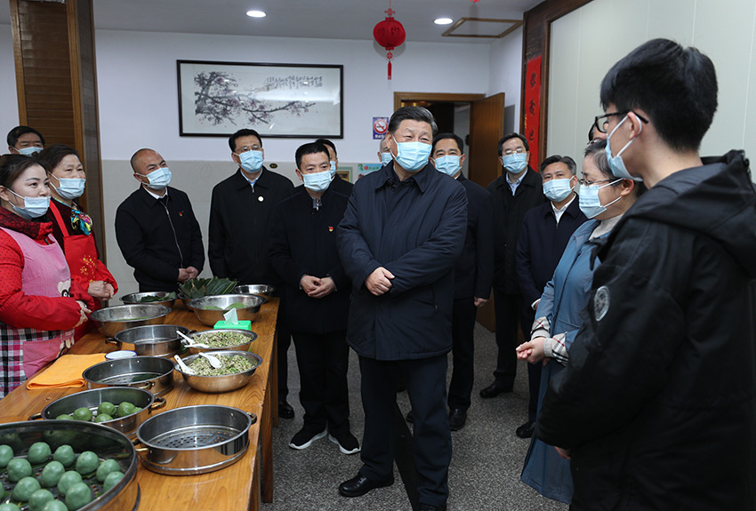 3月30日，中共中央總書記、國家主席、中央軍委主席習近平在浙江省安吉縣天荒坪鎮余村考察，同村民們親切交談，了解該村多年來踐行“綠水青山就是金山銀山”理念、推動綠色發展發生的巨大變化。 新華社記者 鞠鵬 攝