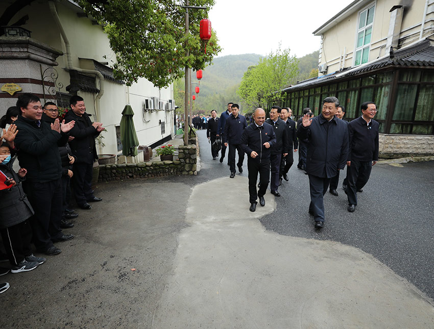 3月30日，中共中央總書記、國家主席、中央軍委主席習近平在浙江省安吉縣天荒坪鎮余村考察，了解該村多年來踐行“綠水青山就是金山銀山”理念、推動綠色發展發生的巨大變化。 新華社記者 鞠鵬 攝