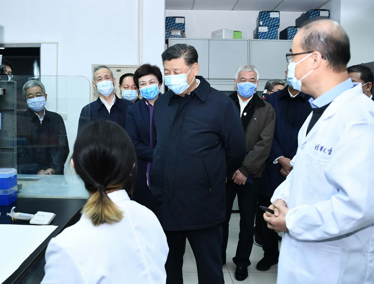 3月2日，中共中央總書記、國家主席、中央軍委主席習近平在北京考察新冠肺炎防控科研攻關工作。這是習近平在清華大學醫學院全球健康與傳染病研究中心同科研人員交談。 新華社記者 燕雁 攝