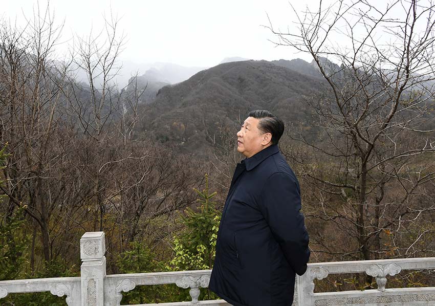 4月20日，中共中央總書記、國家主席、中央軍委主席習近平在陝西考察調研。這是習近平在位於商洛市柞水縣的秦嶺牛背梁國家級自然保護區，考察秦嶺生態保護情況。 新華社記者 謝環馳 攝