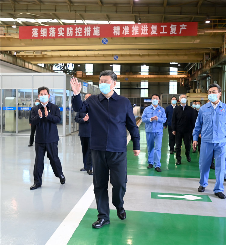 5月12日上午，正在山西考察的習近平總書記來到太鋼不鏽鋼精密帶鋼有限公司，走進生產車間了解企業防疫抗疫和生產運行情況，同工人們親切交談，叮囑他們不要麻痺鬆懈，切實抓好各項防控措施，保持零感染。（攝影記者：李學仁、謝環馳、劉彬）