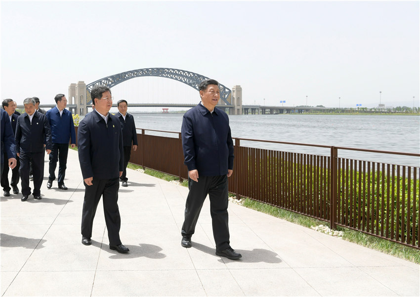 5月11日至12日，中共中央總書記、國家主席、中央軍委主席習近平在山西考察。這是5月12日中午，習近平在汾河太原城區晉陽橋段考察汾河水治理及沿岸生態保護、城市環境建設等情況。新華社記者 李學仁 攝