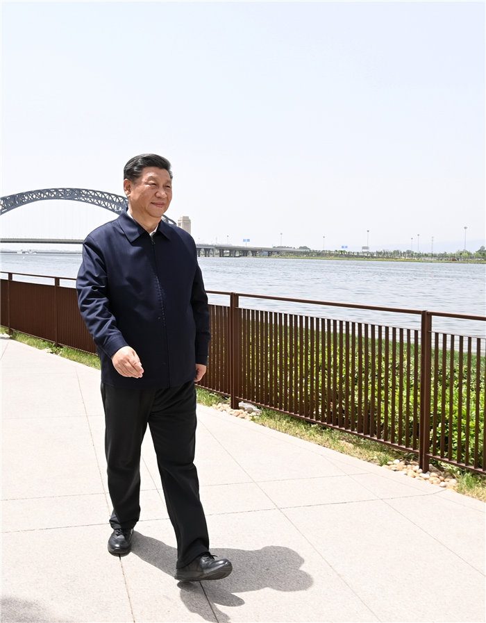 習近平總書記5月12日在太原考察調研。他先后來到山西轉型綜合改革示范區政務服務中心、太鋼不鏽鋼精密帶鋼有限公司、汾河太原城區晉陽橋段，了解傳統制造業轉型升級、企業復工復產、生態環保和污染防治等情況。（攝影記者：李學仁、謝環馳、劉彬）
