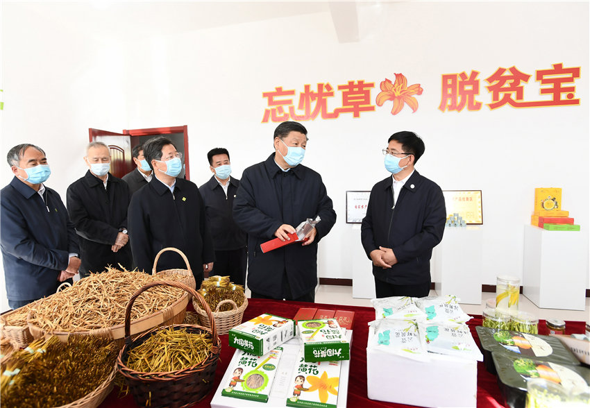 5月11日至12日，中共中央總書記、國家主席、中央軍委主席習近平在山西考察。這是5月11日下午，習近平在大同市雲州區西坪鎮坊城新村技能培訓服務站，察看黃花產業相關產品展示。新華社記者 謝環馳 攝