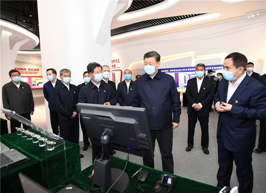 5月11日至12日，中共中央總書記、國家主席、中央軍委主席習近平在山西考察。這是5月12日上午，習近平在山西轉型綜合改革示范區政務服務中心，了解示范區改革創新發展情況。新華社記者 謝環馳 攝