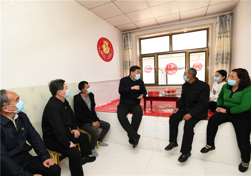 5月11日至12日，中共中央總書記、國家主席、中央軍委主席習近平在山西考察。這是5月11日下午，習近平在大同市雲州區西坪鎮坊城新村，同搬遷戶白高山一家人坐在炕沿兒上拉家常。新華社記者 謝環馳 攝