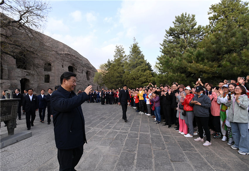 5月11日至12日，中共中央總書記、國家主席、中央軍委主席習近平在山西考察。這是5月11日下午，習近平在大同市雲岡石窟考察時，向游客們揮手致意。新華社記者 李學仁 攝