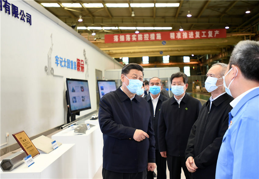 5月12日上午，正在山西考察的習近平總書記來到太鋼不鏽鋼精密帶鋼有限公司，走進生產車間了解企業防疫抗疫和生產運行情況，同工人們親切交談，叮囑他們不要麻痺鬆懈，切實抓好各項防控措施，保持零感染。（攝影記者：李學仁、謝環馳、劉彬）
