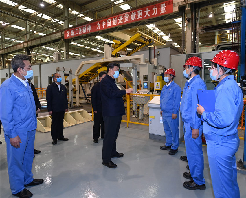 5月11日至12日，中共中央總書記、國家主席、中央軍委主席習近平在山西考察。這是5月12日上午，習近平在太鋼不鏽鋼精密帶鋼有限公司生產車間，了解企業復工復產情況。新華社記者 李學仁 攝