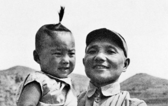 1945年，鄧小平和長子鄧樸方合影