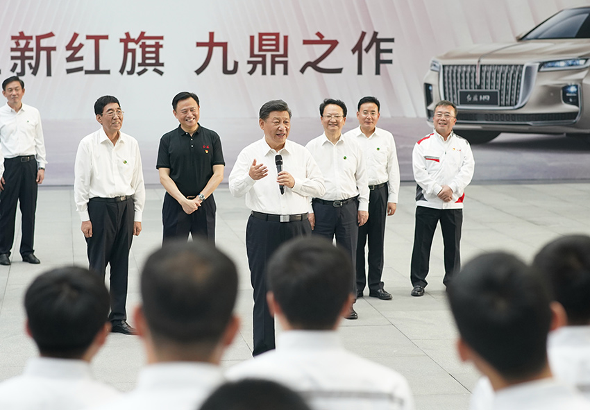 7月22日至24日，中共中央總書記、國家主席、中央軍委主席習近平在吉林省考察。這是7月23日下午，習近平在長春市一汽集團研發總院，同職工代表親切交流。 新華社記者 王曄 攝