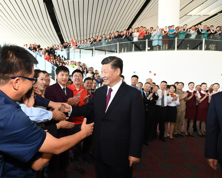 2019年9月25日，北京大興國際機場投運儀式在北京舉行。中共中央總書記、國家主席、中央軍委主席習近平出席儀式，宣布機場正式投運並巡覽航站樓。這是習近平看望參與機場建設和運營的工作人員代表，同他們親切交談。新華社記者 謝環馳 攝