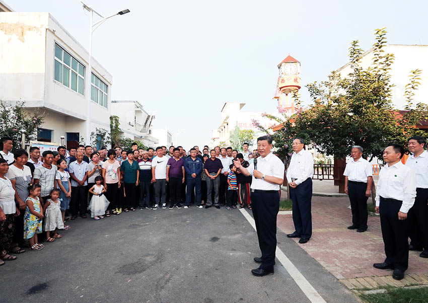 8月18日至21日，中共中央總書記、國家主席、中央軍委主席習近平在安徽省考察。這是18日下午，習近平在阜陽市阜南縣蒙窪蓄洪區曹集鎮利民村西田坡莊臺，看望慰問受災群眾。 新華社記者 鞠鵬 攝