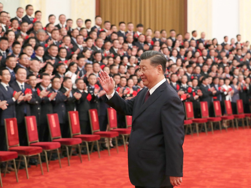 9月8日，全國抗擊新冠肺炎疫情表彰大會在北京人民大會堂隆重舉行。中共中央總書記、國家主席、中央軍委主席習近平在大會上發表重要講話。這是會前，習近平會見國家勛章和國家榮譽稱號獲得者，全國抗擊新冠肺炎疫情先進個人、先進集體代表等，向大家揮手致意。新華社記者 黃敬文 攝