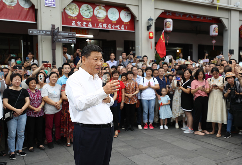 10月12日至13日，中共中央總書記、國家主席、中央軍委主席習近平在廣東考察。這是12日下午，習近平在潮州古城牌坊街考察時，同群眾親切交流。 新華社記者 鞠鵬 攝