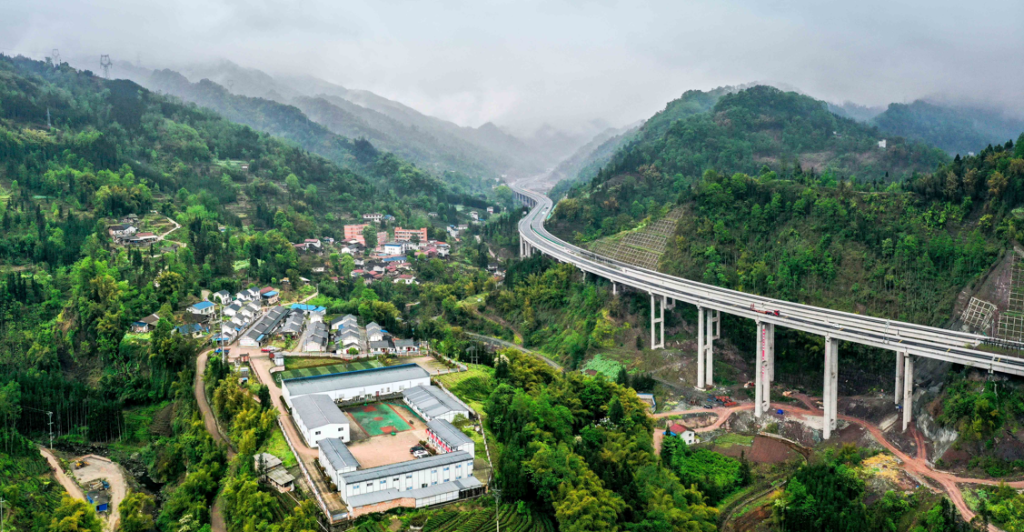 高速公路到彝鄉