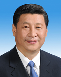 習近平漢族，1953年6月生，陜西富平人，1969年1月參加工作，1974年1月加入中國共產黨，清華大學人文社會學院馬克思主義理論與思想政治教育專業畢業，在職研究生學歷，法學博士學位。現任中國共產黨中央委員會總書記，中共中央軍事委員會主席，中華人民共和國主席，中華人民共和國中央軍事委員會主席。