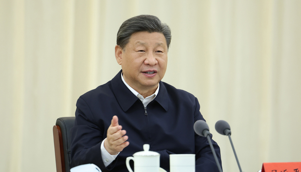 看林看水看沙，習近平心中的“綠色中國”2023年6月5日至6日，習近平總書記在內蒙古自治區巴彥淖爾市考察，主持召開加強荒漠化綜合防治和推進“三北”等重點生態工程建設座談會并發表重要講話。一路考察調研，對建設綠色生態屏障作出關鍵部署。