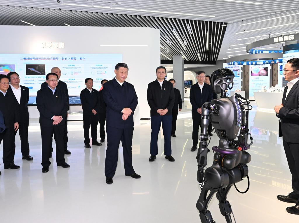 2023年11月28日下午，習近平在浦東新區張江科學城參觀上?？萍紕撔鲁晒?。新華社記者 謝環馳 攝