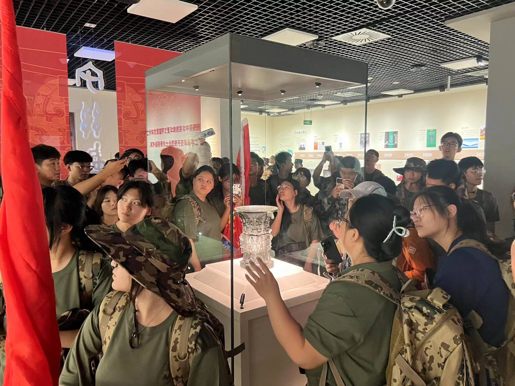 明星文物“何尊”吸引了大量游客參觀。寶雞青銅器博物院供圖