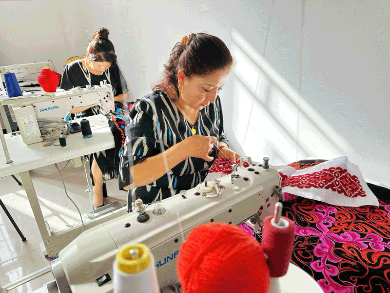 在兵團第三師托云牧場，刺繡合作社社員正在工作。人民網記者 楊睿攝